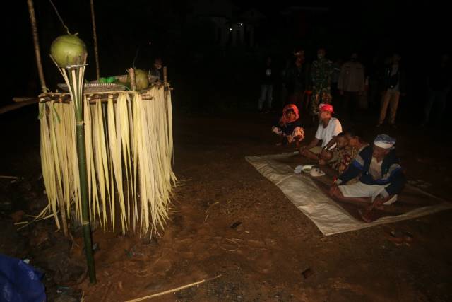 BACA DOA: Ritual Basasuruk dilaksanakan di Desa Pipitak Jaya sebagai tolak bala pengganti karena tak bisa melakukan aruh adat.