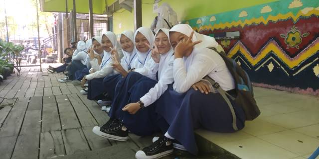 CERIA: Siswa-siswa Batola berkumpul di serambi sekolahnya, tahun lalu. Batola satusatunya pemda yang membuka kembali sekolah meski dalam pembatasan.