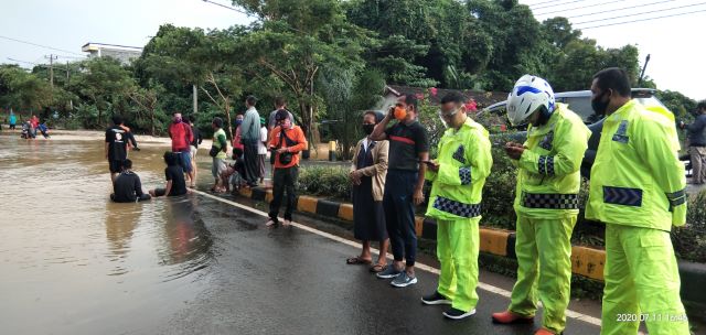 BANJIR: Bupati Tala Sukamta langsung turun ke lokasi, saat sebagian kota Pelaihari diterjang banjir. (Humas For Radar Banjarmasin)