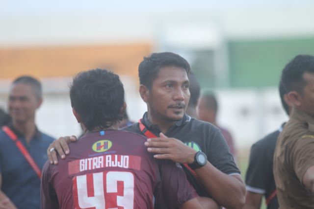 MENUNGGU: Pelatih Martapura FC Isnan Ali masih menunggu kepastian manajemen terkait jadwal persiapan tim karena Liga 2 bakal dilanjutkan.