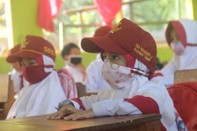 MASUK SEKOLAH: Para peserta didik tetap diwajibkan memakai masker dan cuci tangan sebelum masuk ke dalam kelas. | Foto: JAMALUDDIN/Radar Banjarmasin