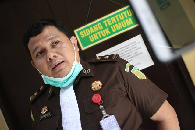 SELEPAS SIDANG: Budi Mukhlis, Jaksa Penuntut Umum (JPU) Kejari Banjarbaru dalam kasus dugaan pencabulan anak oleh eks ketua KPU Banjarmasin, Gusti Makmur memberikan keterangannya seusai sidang lanjutan yang digelar tertutup pada Senin (13/7) siang. | Foto