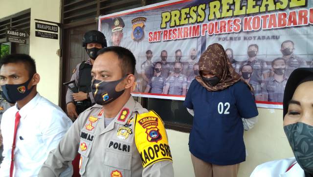Mahasiswi inisial SD berusia 18 tahun tertunduk dan menangis menyesali perbuatannya. Tampak depan Kapolres AKBP Andi Adnan Syafruddin menjelaskan kasusnya, siang kemarin