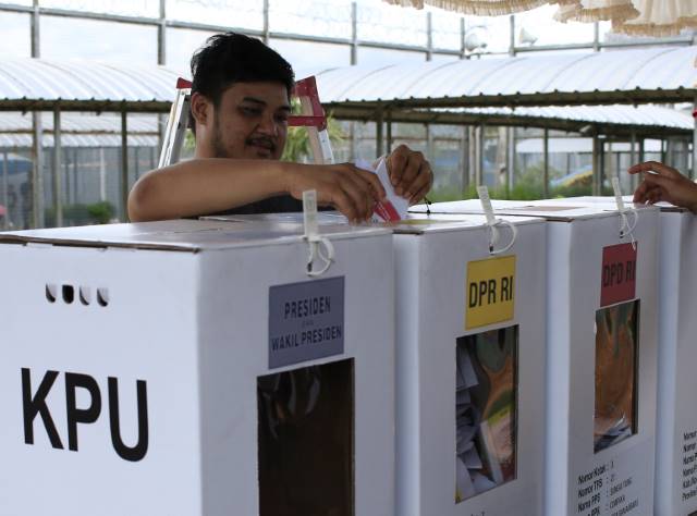 BERTAMBAH PULUHAN: Salah seorang pemilih menunaikan hak pilihnya dalam Pemilu 2019 lalu. Karena pandemi, jumlah TPS di Banjarbaru akan ditambah sebanyak 25 titik guna mengurai kerumunan saat hari pemungutan suara pada Pilkada 2020 yang dihelat 9 Desember