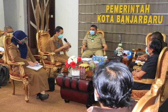 RAPAT: Wali Kota Banjarbaru H Nadjmi Adhani selaku Ketua Gugus Tugas Percepatan Penanganan Covid-19 Kota Banjarbaru saat memimpin rapat evaluasi penanganan pelayanan kesehatan di Ruang Tamu Utama Wali Kota Banjarbaru, Senin (13/7). | FOTO: HUMAS DAN PROTO