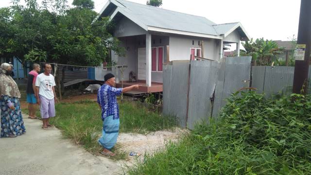 Warga RT 07 Jalan Simpang Layang di Kelurahan Sungai Lulut, Banjarmasin Timur, bergejolak. Mereka merasa haknya dirampas. Setelah akses terdekat menuju kota di Jalan Pramuka ditutup warga Kompleks Bumi Intan Rahayu Berkah.