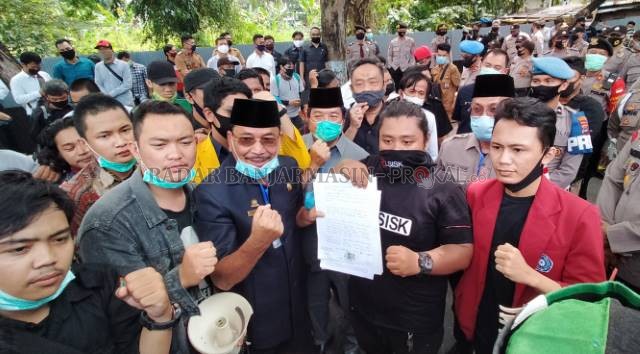 SEPAKAT: Ketua DPRD Kalsel H Supian HK meneken kesepakatan dengan mahasiswa terkait penolakan terhadap Omnibus Law. | FOTO: ENDANG SYARIFUDDIN/RADAR BANJARMASIN