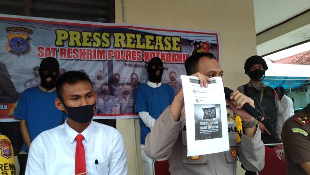 EKSPOS KASUS: Kapolres AKBP Andi Adnan Syafruddin menunjukkan postingan yang diduga melanggar UU ITE. | FOTO: ZALYAN ABDI/RADAR BANJARMASIN