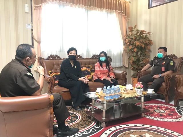 DISKUSI: Jajaran Lembaga Perlindungan Saksi & Korban (LPSK) RI mengunjungi Kejaksaan Negeri Banjarbaru kasus pelecehan terhadap anak yang menyeret eks pejabat negara. | Foto: Kejari Banjarbaru for Radar Banjarmasin