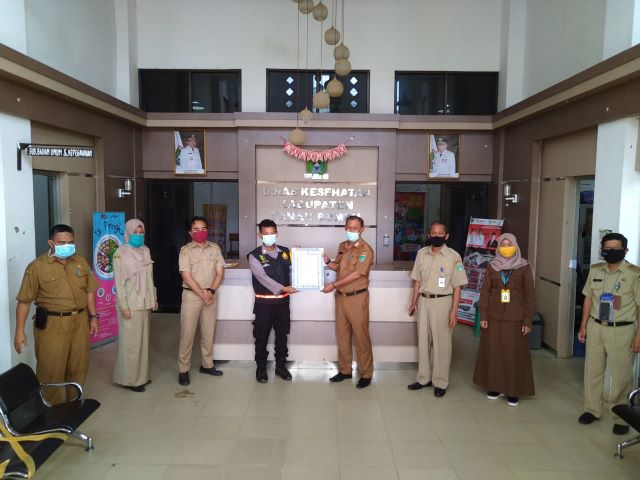 PENGHARGAAN: Kepala Dinas Kesehatan Kabupaten Tanah Bumbu H Setia Budi menerima penghargaan dari Kapolres Tanbu AKBP Sugianto yang diserahkan melalui Paur Kesehatan Polres Tanah Bumbu Yunda Wijaya di gedung lobi setempat, Selasa (14/7). (Foto Diskominfo T