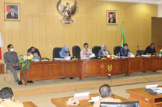 RAPAT: Pansus B DPRD membahas perubahan perda retribusi dan pelayanan.