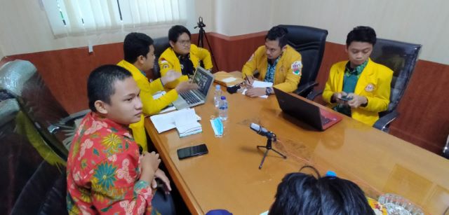 TEMU VIRTUAL: Mahasiswa dari FRI Kalsel bertemu anggota DPRD dan kepala daerah terkait penolakan atas RUU Omnibus Law di Gedung DPRD Kalsel, kemarin (15/7) siang. | FOTO: ENDANG SYARIFUDDIN/RADAR BANJARMASIN