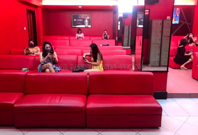 HIBURAN NEW NORMAL: Menunggu tamu, para pemandu karaoke mengenakan masker dan kaca mata pelindung. | FOTO: WAHYU RAMADHAN/RADAR BANJARMASIN