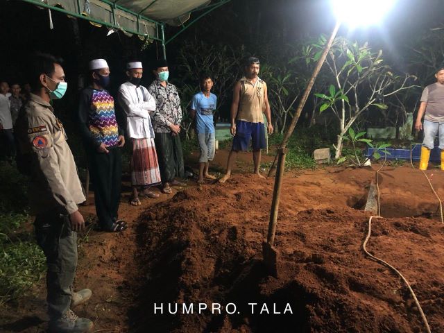 PEMAKAMAN: Bupati Tala Sukamta mendampingi proses pemakaman pasien PDP Covid-19 di Desa Durian Bungkuk Kecamatan Batu Ampar. (Humas for Radar Banjarmasin)