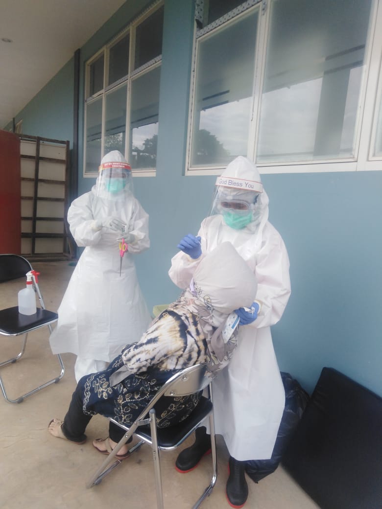 DIAMBIL SWAB: Petugas kesehatan dari Dinkes Kota Banjarbaru mengambil swab salah seorang petugas Puskesmas Rawat Inap Cempaka untuk mencegah penularan Covid-19 di lingkungan puskesmas. Puskesmas diputuskan tutup tiga hari untuk upaya sterilisasi sekaligus