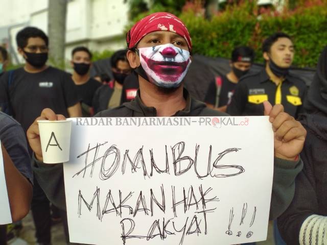 JOKER: Mahasiswa gabungan dari berbagai kampus menggelar aksi mimbar bebas di bundaran Hotel A, kemarin (16/7) sore. | FOTO: ENDANG SYARIFUDDIN/RADAR BANJARMASIN