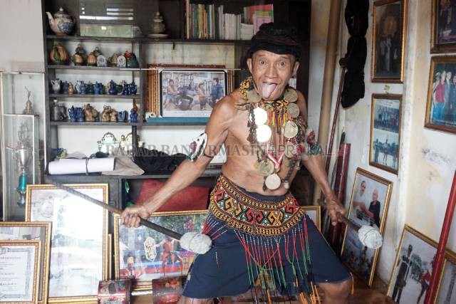 IN MEMORIAM: Kai Api berpose untuk Radar Banjarmasin di rumahnya di Antasan Kecil Timur pada April kemarin. Pada latar tampak koleksi medali dan trofi nya dari atletik. | FOTO: WAHYU RAMADHAN/RADAR BANJARMASIN