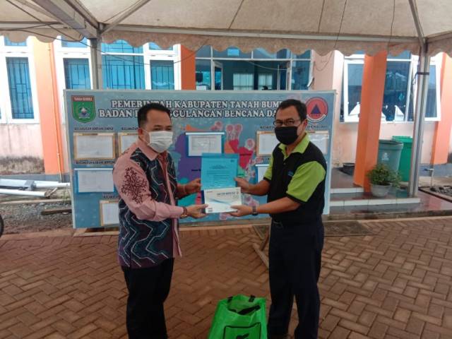 BANTUAN: PT Sucofindo Batulicin menyerahkan bantuan CSR berupa 200 buah alat rapid test kepada Bupati Tanbu H Sudian Noor (kiri). (Foto Diskominfo Tanbu For Radar Banjarmasin).