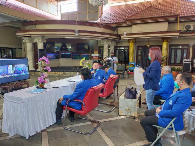 BEREMBUK: Ketua DPD PAN Banjarbaru, Emi Lasari saat memaparkan peta politik Banjarbaru kepada Ketua DPW PAN Kalsel, Muhidin beberapa waktu lalu. PAN dipastikan kuat bakal merapat ke petahana usai di level Pilgub partai ini berkoalisi dengan Golkar | Foto: