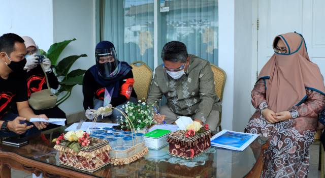 COKLIT: Wali Kota Banjarbaru Nadjmi Adhani dan Wakil Wali Kota Banjarbaru Darmawan Jaya Setiawan saat mengikuti Pencocokan dan Penelitian (Coklit), yang dilaksanakan KPU Kota Banjarbaru, Sabtu (18/7).  | FOTO: HUMAS DAN PROTOKOL PEMKO BANJARBARU