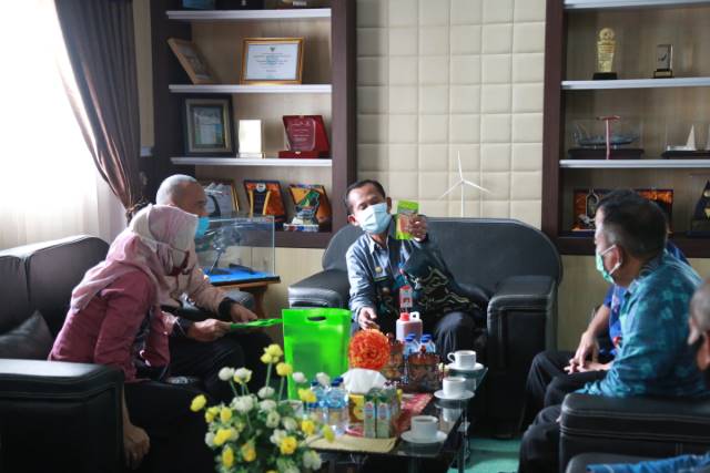MINUMAN HERBAL: Bupati Tala Sukamta menerima bantuan dari KPH Tala berupa minuman herbal dan madu bagi pasien Covid-19.