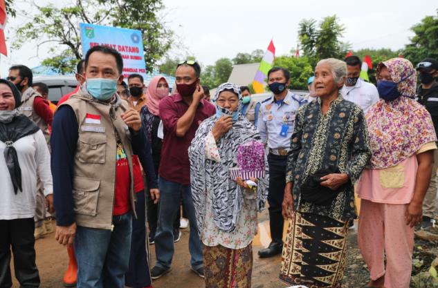 BERSAMA WARGA: Bupati Tanbu H Sudian Noor bersama warga desa. (Foto Diskominfo Tanbu For Radar Banjarmasin).