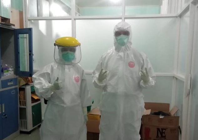 SEMANGAT: Dua orang tenaga kesehatan (Nakes) RSD Idaman mengenakan alat pelindung diri lengkap. Sebagai sebagai garda terdepan dalam penanganan Covid-19. | Foto: RSD Idaman for Radar Banjarmasin