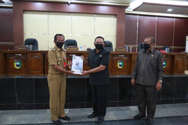 PARIPURNA: Bupati Tala Sukamta menyampaikan Rancangan KUA PPAS APBD Tahun 2021 saat Rapat Paripurna bersama DPRD