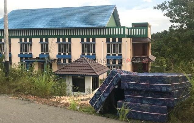 TANPA PEMBERITAHUAN: Kasur mahasiswa ditaruh di pinggir jalan depan asrama. | FOTO: ZALYAN SHODIQIN ABDI/RADAR BANJARMASIN