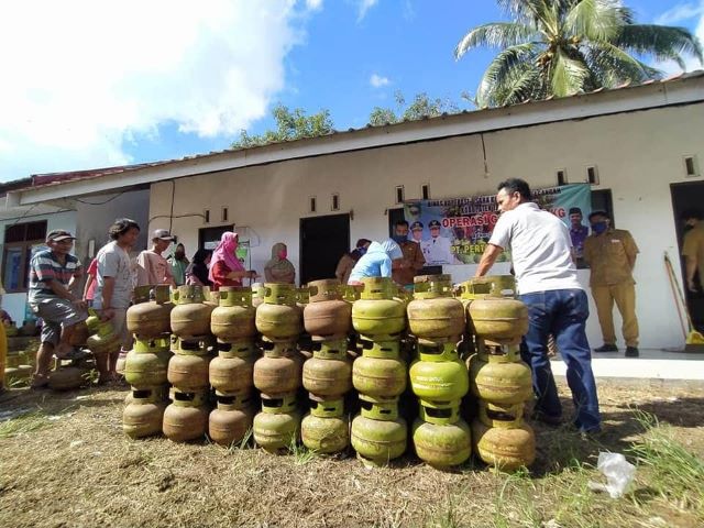 OPERASI PASAR: Sebanyak 280 tabung gas melon ludes dibeli warga saat Operasi Pasar di Desa Jilatan Kecamatan Batu Ampar.