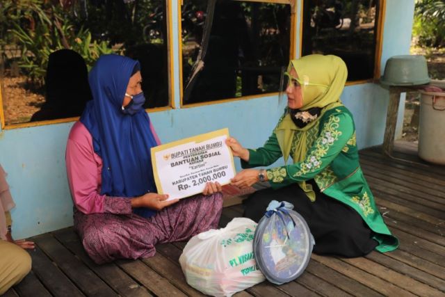 SANTUNAN: Ketua TP-PKK Tanbu Hj Sadariah menyerahkan santunan kepada warga kurang mampu di Desa Pacakan Kecamatan Kusan Hulu, Senin (20/7).