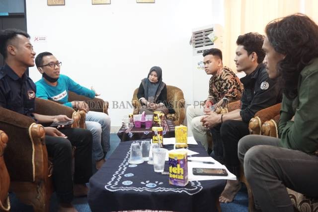 MENGINSPIRASI: Kepala Lembaga Percepatan Kemitraan KNPI Kalsel, Arif Rahman Hakim menjalin kerja sama dengan Sekolah Musik Jalanan dan Yayasan AL-AJYB. | FOTO: WAHYU RAMADHAN/RADAR BANJARMASIN