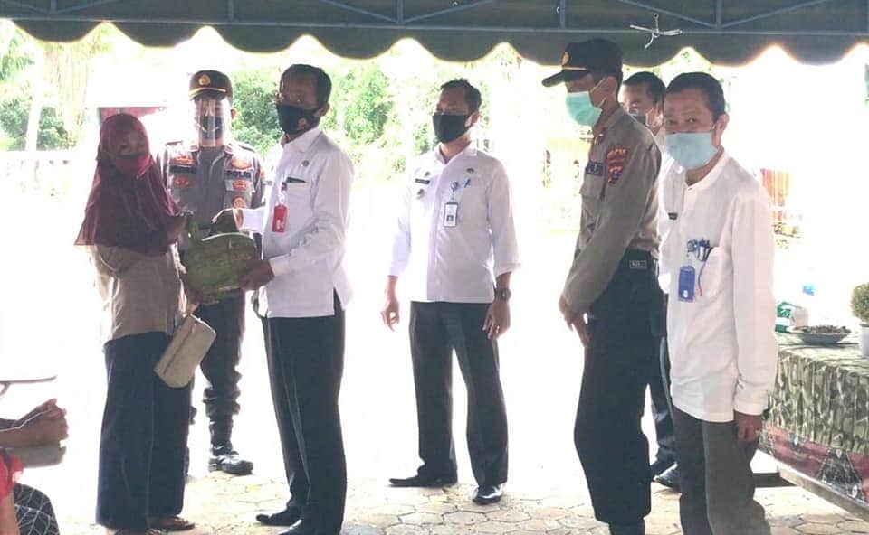 OPERASI PASAR: Bupati Tala Sukamta secara simbolis menyerahkan gas elpiji saat membuka operasi pasar.