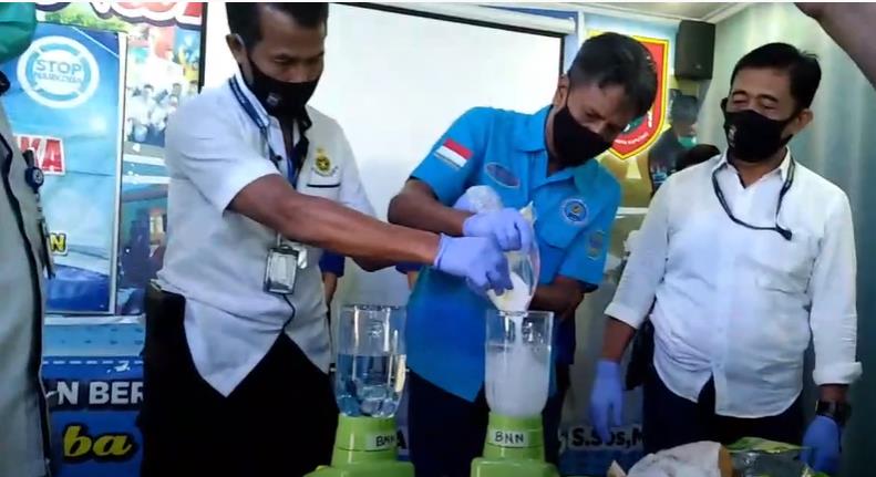 Badan Narkotika Nasional Provinsi (BNNP) Kalsel memusnahkan sabu sebanyak satu kilogram, kemarin (22/7) di aula markasnya. Sabu senilai Rp1,5 miliar itu disita dari dua kurir.