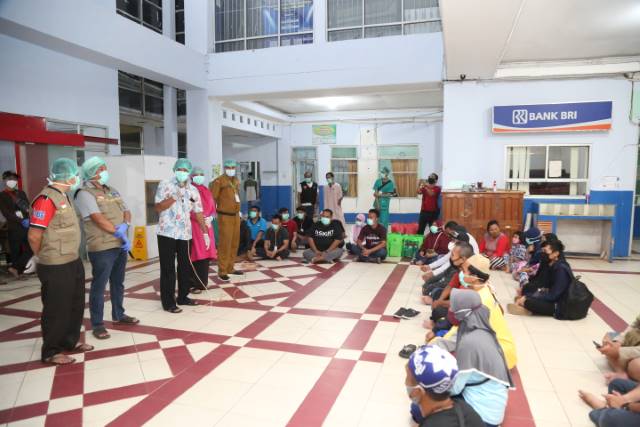 SEMBUH: Bupati Tala Sukamta melepas para pasien Covid-19 yang dinyatakan sembuh.