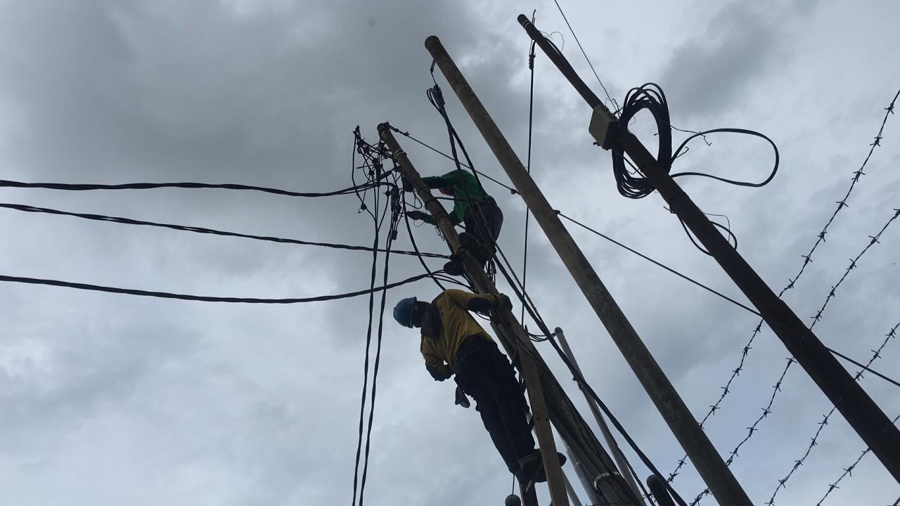 JARINGAN: Mitra kerja PLN melakukan perbaikan jaringan instalasi. | FOTO: RAHMAT/RADAR BANJARMASIN