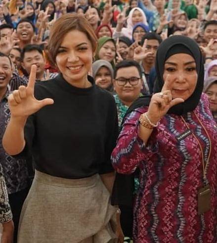 SALAM LITERASI: Nurliani dan Najwa Shihab pada Desember 2019 silam. | FOTO: DOK/RADAR BANJARMASIN