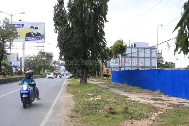 SPBU BARU: Di dekat jembatan kembar Loktabat Banjarbaru akan dibangun SPBU baru. Pemko mengklaim bahwa pembangunan SPBU ini sudah memenuhi izin dan syarat, termasuk izin Andalnya. | Foto: Muhammad Rifani/Radar Banjarmasin