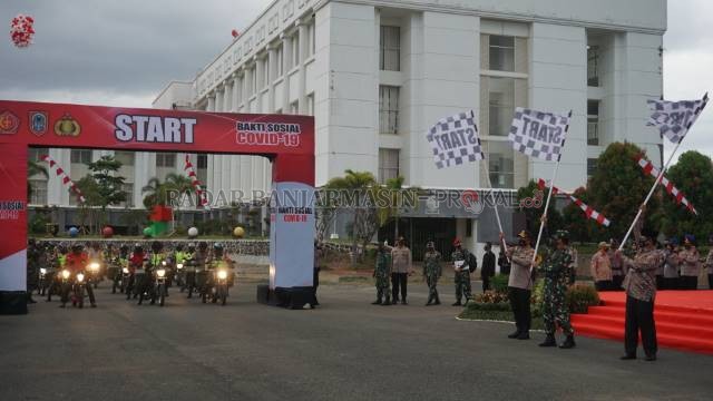 LEPAS ROMBONGAN: Panglima TNI Marsekal TNI Hadi Tjahjanto, bersama Irwasum Polri, Komjen Polisi Agung Budi Maryoto dan Gubernur Kalsel Sahbirin Noor saat melepas secara simbolis rombongan motor yang membawa paket sembako dan beras untuk dibagikan ke masya
