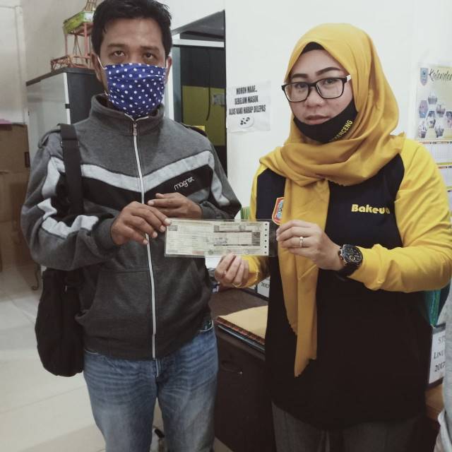 BAYAR PAJAK: Seorang warga mengurus PKB di Kantor Samsat Kotabaru. Penghapusan denda atau pemutihan membuat banyak warga yang menunggak kembali membayar pajak.