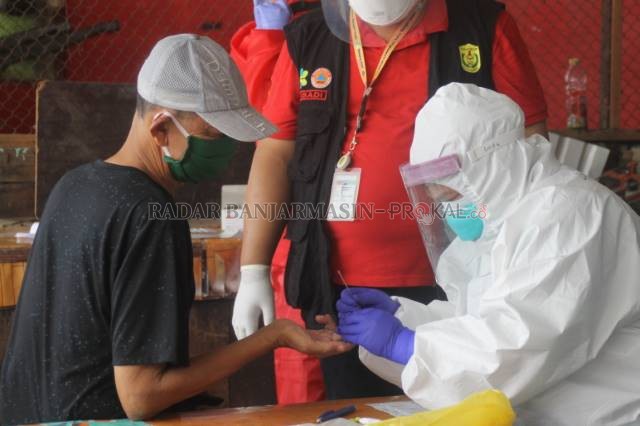 RAPID TEST: Rapid test massal yang digelar di Pasar Sentra Antasari, beberapa waktu lalu. Pemko diminta lebih terarah dalam mencapai hasil dari tes massal. | FOTO: MAULANA/RADAR BANJARMASIN