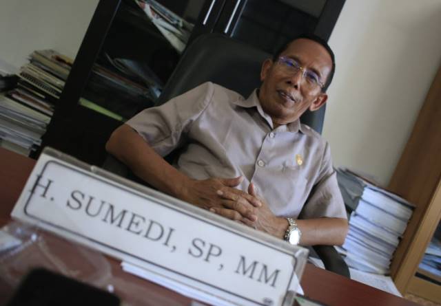 ATUR STRATEGI: Ketua DPC Demokrat Banjarbaru, Sumedi memastikan akan tunduk dengan SK DPP yang mengusung pasangan petahana Nadjmi-Jaya dalam Pilwali 2020 nanti. | Foto: Muhammad Rifani/Radar Banjarmasin