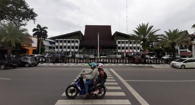 BALAI KOTA: Kantor Wali Kota Banjarmasin di Jalan RE Martadinata dipotret kemarin (24/7). Pemko melelang lima jabatan kepala dinas yang sedang lowong. | FOTO: WAHYU RAMADHAN/RADAR BANJARMASIN