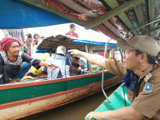 PENCEGAHAN: Camat Daha Barat, Syamsuri membagikan masker kepada warganya untuk mencegah corona, Selasa (5/5/2020). Saat ini seluruh kecamatan di wilayah Kabupaten Hulu Sungai Selatan sudah terpapar corona. | FOTO: KECAMATAN DAHA BARAT