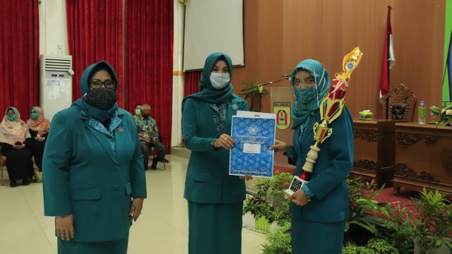 HKG: Wali Kota Banjarbaru H Nadjmi Adhani bersama Ketua TP PKK Kota Banjarbaru Hj Ririen Kartika Rini Nadjmi Adhani dan Wakil Ketua I TP PKK Kota Banjarbaru Hj Eny Apriyati Darmawan Jaya Setiawan, saat  menghadiri peringatan Hari Kesatuan Gerak (HKG) PKK