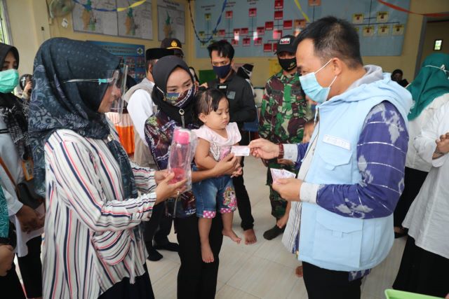 SERAHKAN BANSOS: Bupati Tanbu H Sudian Noor dan Ketua TP-PKK Tanbu Hj Sadariah menyerahkan Bantuan Sosial (Bansos) berupa santunan dana kepada warga yang kurang mampu yang terdaftar dalam Basis Data Terpadu (BDT) Kemensos RI.