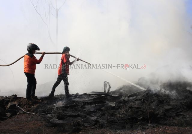 SEMPROT: Relawan damkar di Banjarbaru berusaha memadamkan api pada kebakaran hutan dan lahan (Karhutla) tahun 2019 lalu. | Foto: Muhammad Rifani/Radar Banjarmasin