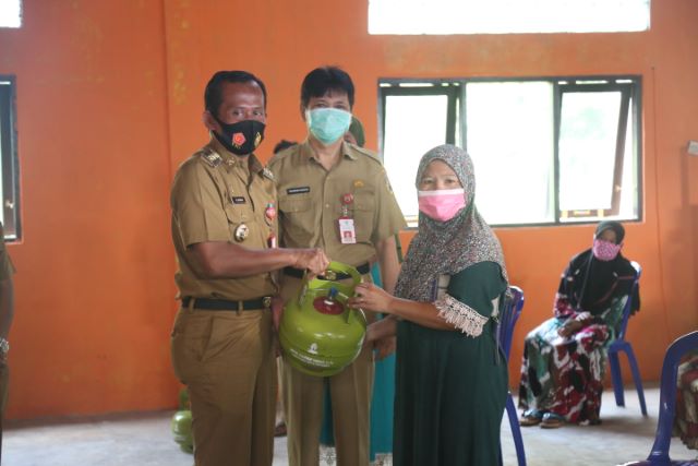 SIMBOLIS: Bupati Tala Sukamta didampingi Kepala Diskopdag Syahrian Nurdin menyerahkan secara simbolis tabung gas elpiji saat operasi pasar.
