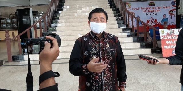 SEGAR BUGAR: Wali Kota Banjarmasin Ibnu Sina menyampaikan keterangan pers di Balai Kota, kemarin (28/7) siang. Ibnu bercerita terkait pertemuannya bersama Wali Kota Banjarbaru Nadjmi Adhani, belum lama ini.