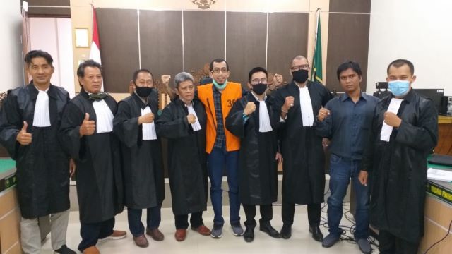 BERSAMA PEMBELA: Diananta Putra Sumedi bersama deretan pengacara yang setia membelanya. Foto diambil setelah sidang dengan agenda pembacaan pleidoi.